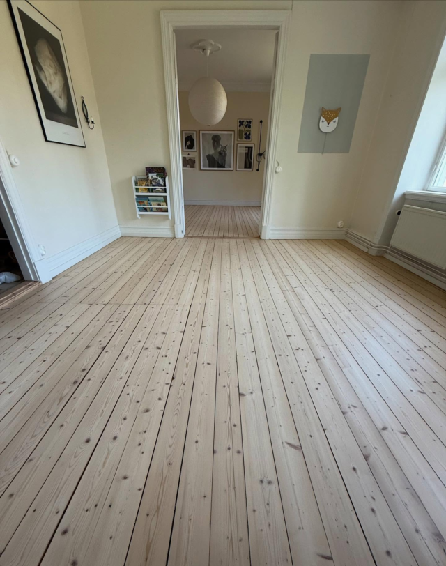 Pure-lack i sitt esse! Den skapar magi på plankgolv och vi är inte dem enda som älskar dessa trä-rena brädor 🤍

Produkter från @pallmann_sweden 🏭